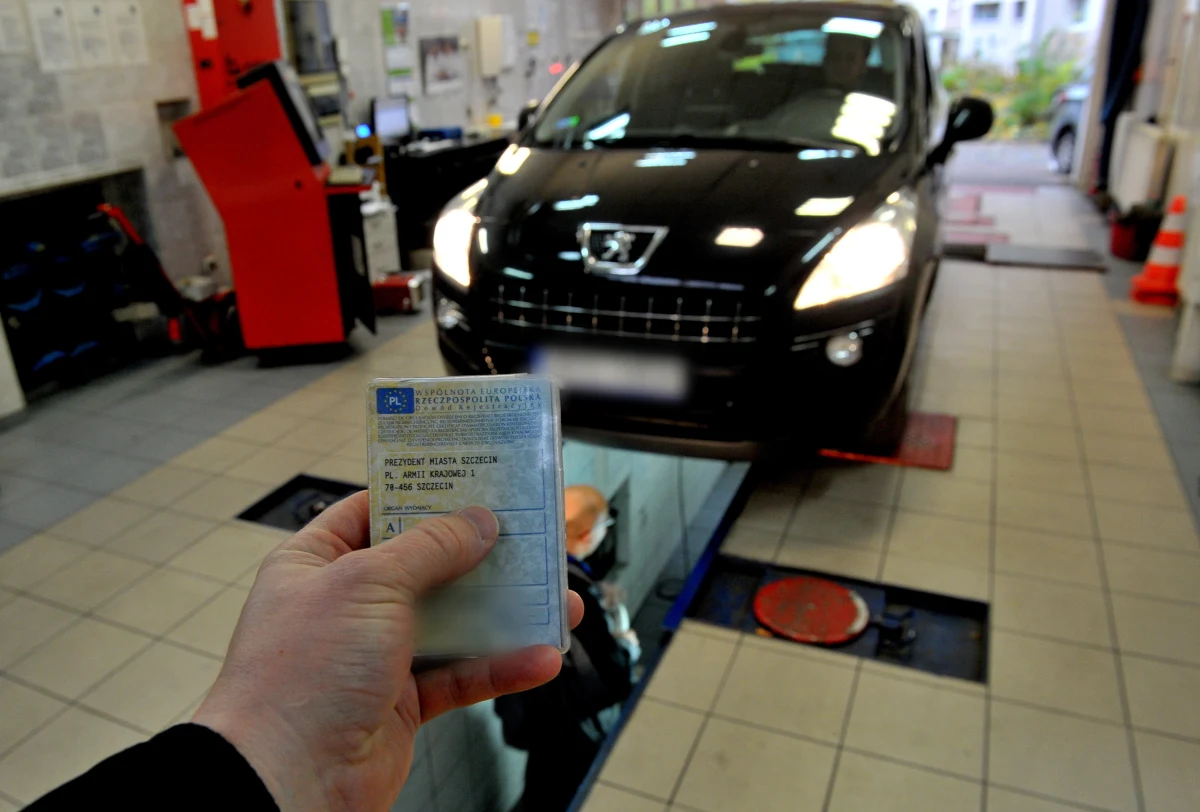 Zrobiłeś ostatnio przegląd, ale jeździsz bez dokumentów? Uważaj – w przypadku policyjnej kontroli może się okazać, że drogówka nie znajdzie informacji o ważnych badaniach technicznych w CEPiKu. Niektóre stacje diagnostyczne mają przerwy w dostępie do systemu.