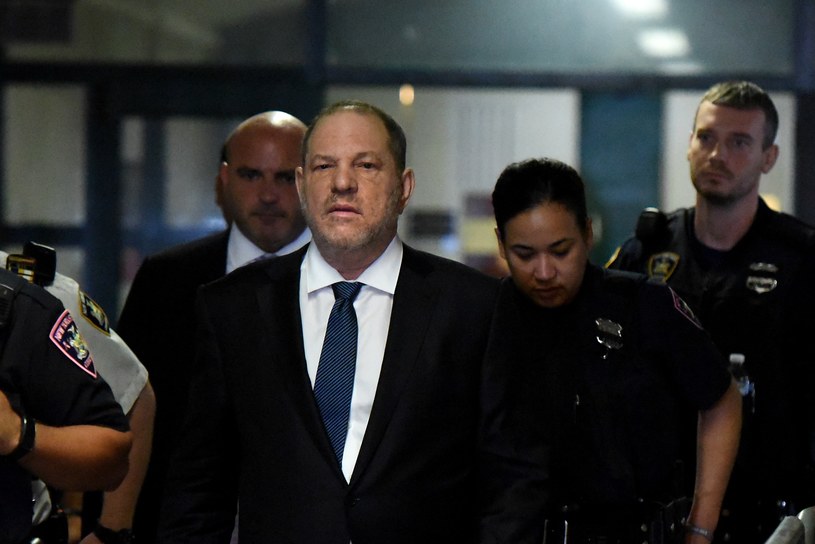 Nowojorski sąd anulował jeden z sześciu zarzutów, które ciążyły na byłym potentacie amerykańskiej branży filmowej Harveyu Weinsteinie. Prokuratura zgodziła się na oddalenie zarzutu agresji seksualnej po złagodzeniu oskarżeń przez aktorkę Lucię Evans.