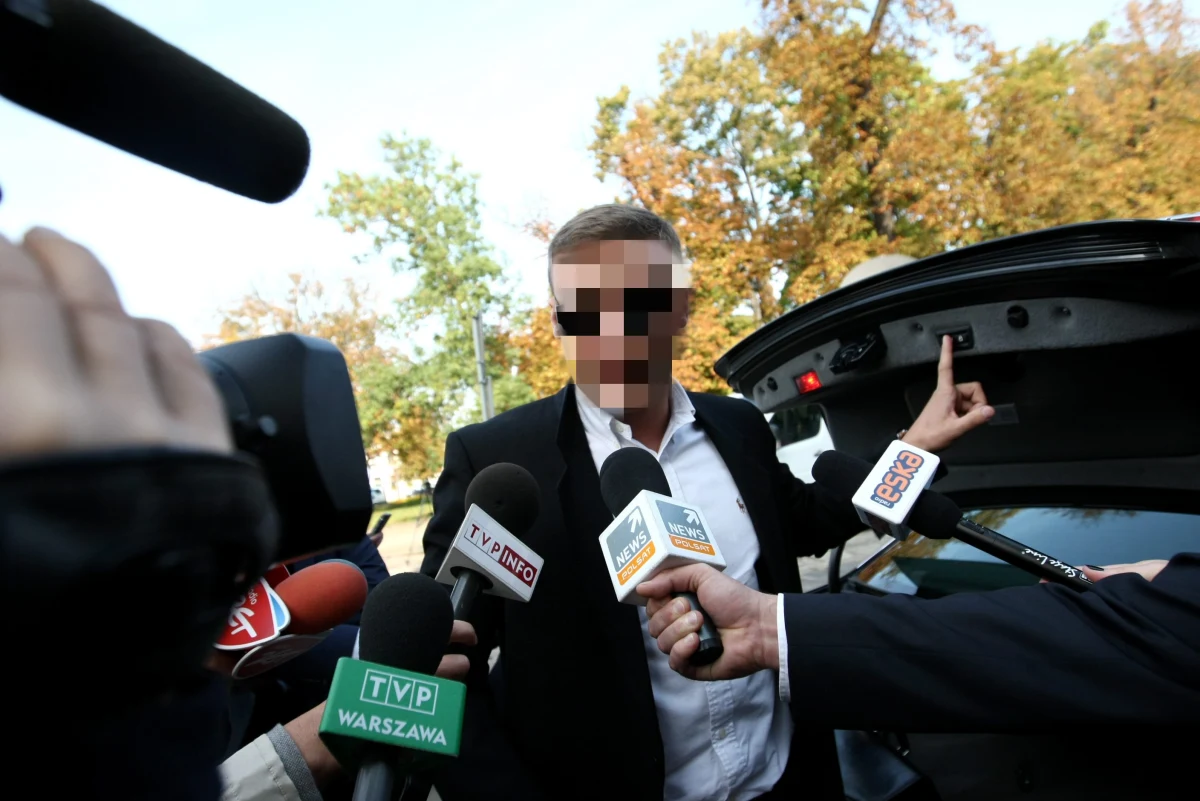 Po policyjnym przesłuchaniu Robert N. pseudonim "Frog" usłyszał siedem zarzutów – dowiedział się reporter RMF FM Krzysztof Zasada.  Cztery dotyczą sądowego zakazu prowadzenia pojazdów. Trzy – złamania zakazów administracyjnych. Dziś Robert N. został przesłuchany. Na komisariacie pojawił się razem z adwokatem. Przyznał się do zarzutów. Grozi mu do pięciu lat więzienia. 