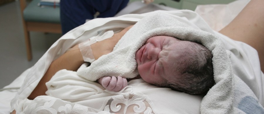 W niektórych krajach ponad połowa porodów odbywa się przez cesarskie cięcie - mówią eksperci. W wielu klinikach zabieg ten wykonywany jest bez jednoznacznych wskazań medycznych.