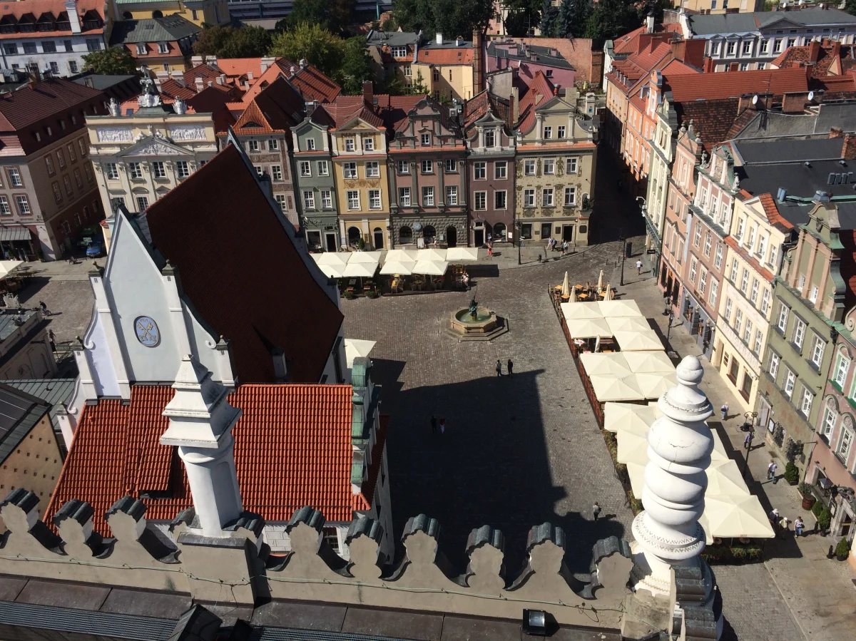 Część mieszkańców Poznania uważa, że inwestowanie w transport publiczny i wprowadzanie ułatwień dla rowerzystów w mieście, odbywa się kosztem osób poruszających się samochodami. Jak rozwiązać problemy komunikacyjne w mieście, żeby zadowolić rowerzystów, kierowców i zwolenników komunikacji zbiorowej? 