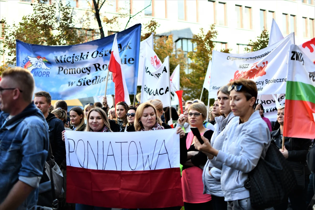 Kilkuset pracowników pomocy społecznej protestowało w Warszawie przed ministerstwem rodziny, pracy i polityki społecznej. Domagali się lepszych warunków pracy.