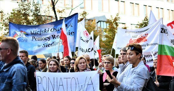Kilkuset pracowników pomocy społecznej protestowało w Warszawie przed ministerstwem rodziny, pracy i polityki społecznej. Domagali się lepszych warunków pracy.