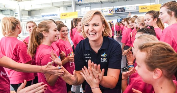 Ponad pięćset dziewcząt z klas VII, gimnazjów i liceów ćwiczyło wraz z Otylią Jędrzejczak i zaproszonymi przez nią gwiazdami sportu kobiecego podczas akcji "Mistrzynie w szkołach" w Poznaniu. Nietypowa lekcja wychowania fizycznego odbyła się w olbrzymiej hali Międzynarodowych Targów Poznańskich.