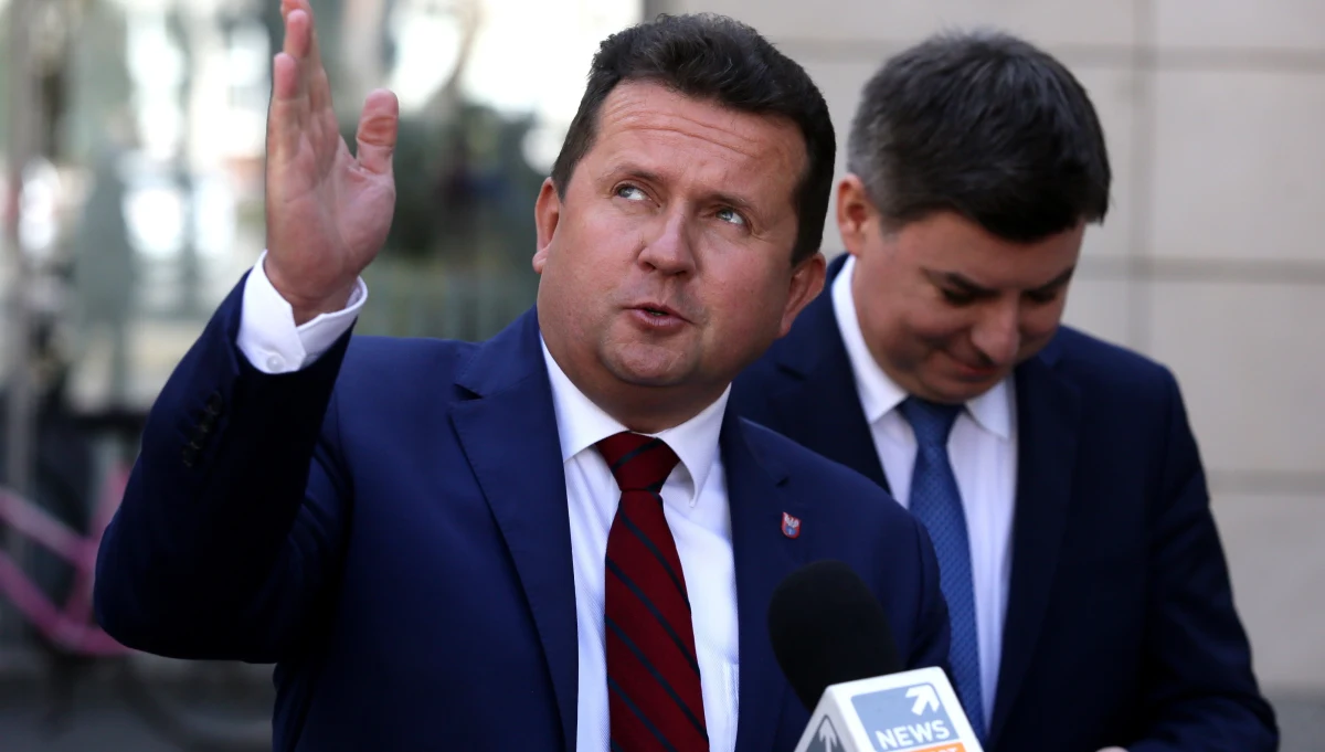 ​Prezydent Legionowa Roman Smogorzewski złożył do prokuratury doniesienie na Magdalenę Brzeską, która na jednym z portali zarzuciła mu, że "obłapiał ją" na jednej z miejskich imprez. Wpis Brzeskiej pojawił się po upublicznieniu filmu z konwencji wyborczej Smogorzewskiego.