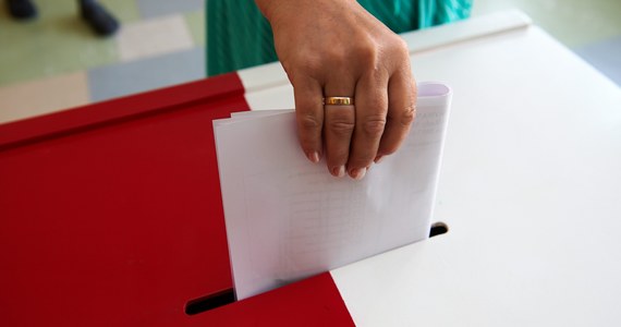 Jeśli wyborca mieszka stale w innym miejscu, niż jest zameldowany, może złożyć wniosek o zmianę rejestru wyborców. Takie wnioski powinno się składać o najmniej kilka dni przed wyborami, aby zdążyć wyczerpać całą procedurę. 
