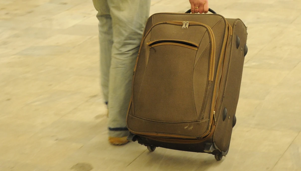 32-latek usłyszał zarzut zabójstwa i znieważenia zwłok, które w niedzielę policja odnalazła w walizce w jednym z domów w gminie Skarżysko Kościelne. Grozi mu dożywocie.