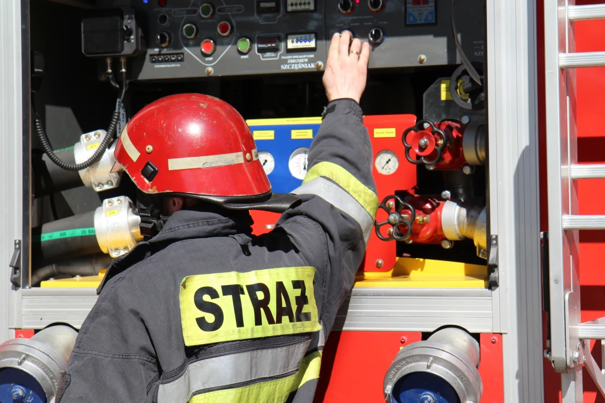 ​Strażacy dogaszają pożar w budynku po dawnej szkole w Olkuszu w Małopolsce. 