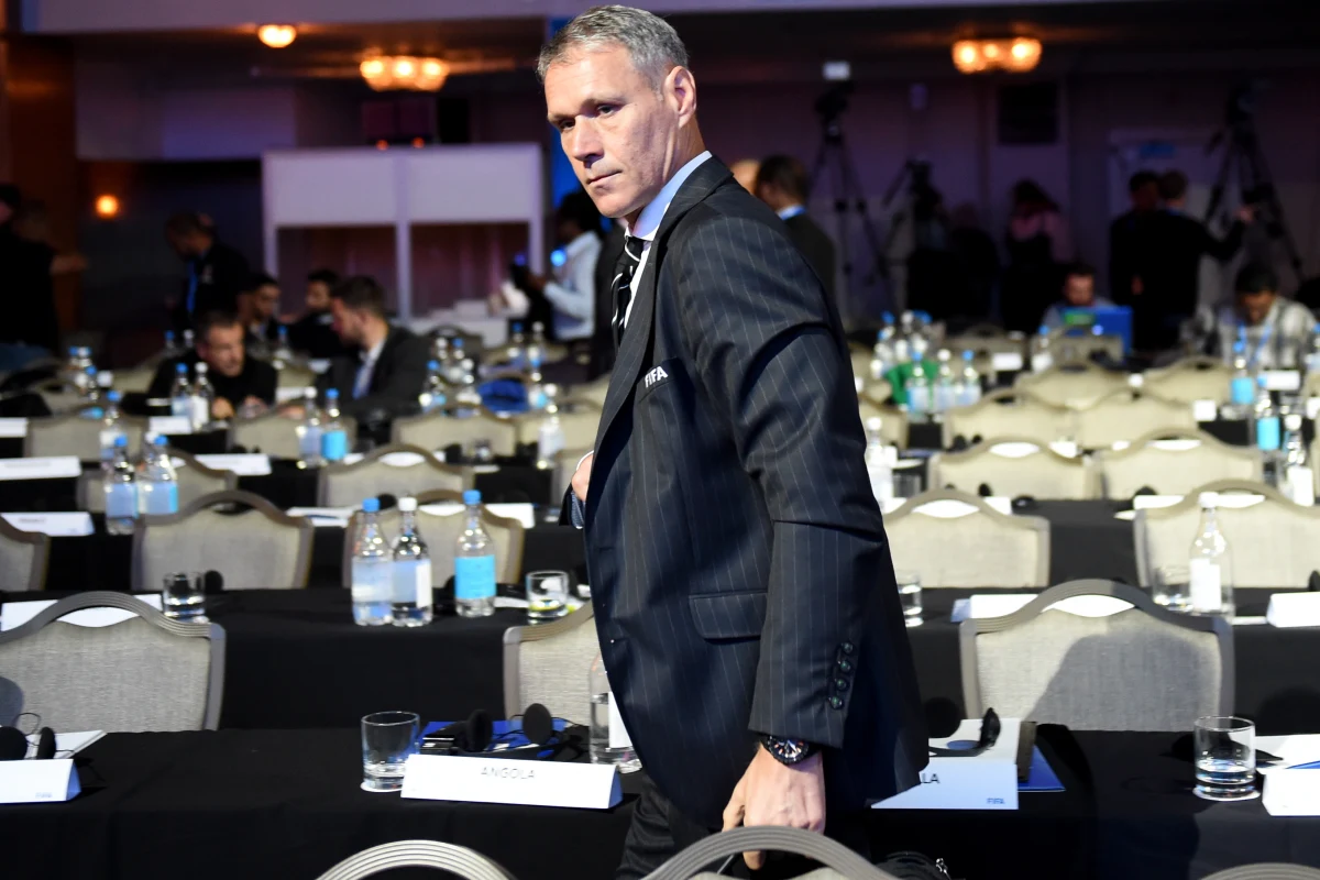 ​Trzykrotny laureat Złotej Piłki Holender Marco van Basten 31 października zakończy współpracę z Międzynarodową Federacją Piłkarską. W FIFA, w departamencie ds. rozwoju i reform, 53-letni były piłkarz pracował od stycznia 2017 roku.