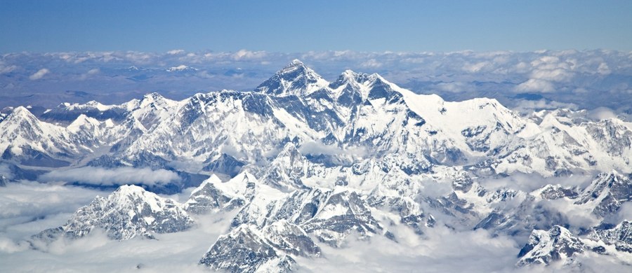 ​Co najmniej ośmiu alpinistów straciło życie w masywie góry Gurja w Himalajach w Nepalu podczas gwałtownej burzy śnieżnej, która zniszczyła w piątek ich obóz - poinformowała w sobotę nepalska policja.