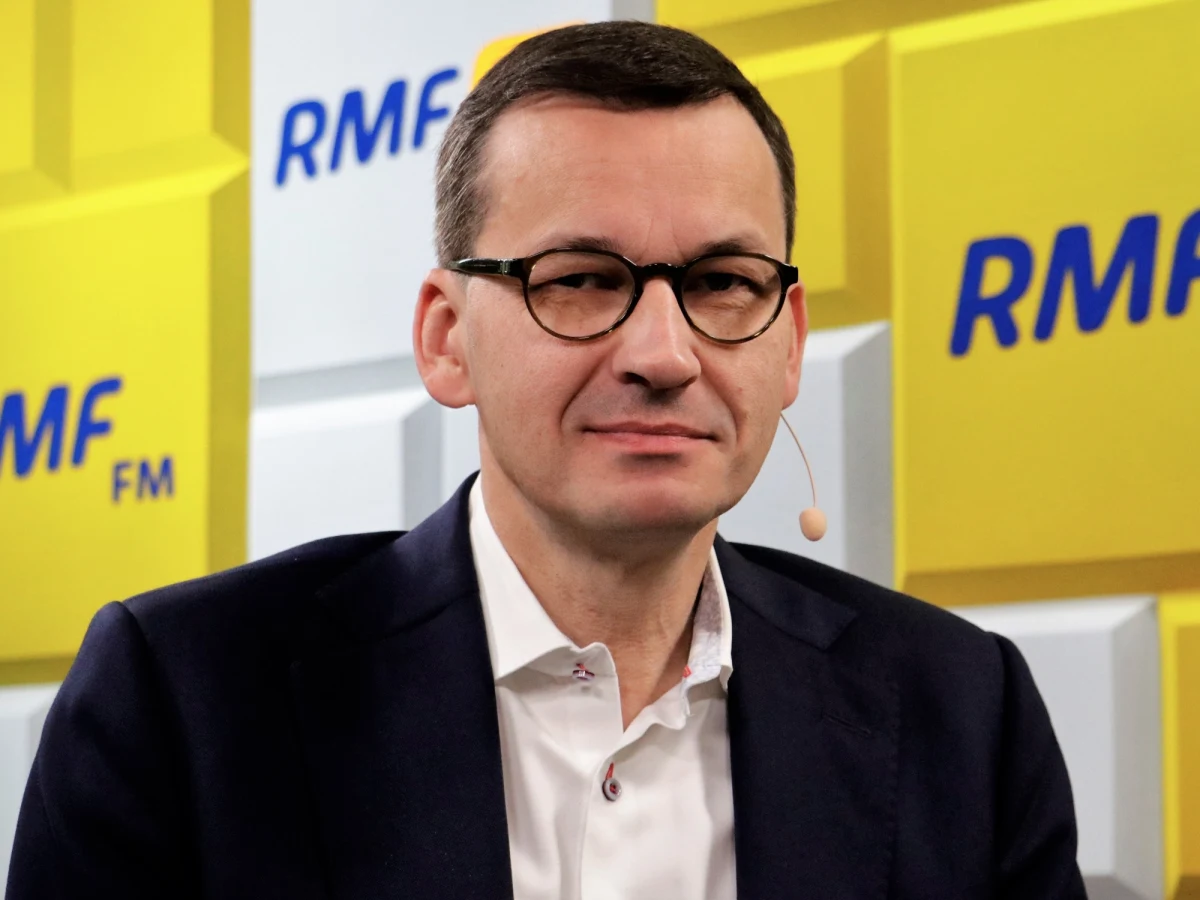 "Mam parę refleksji, a jedną z nich jest jaka jest potęga mediów mainstreamowych w Polsce, no zagranicznych, ale to akurat jest inna sprawa" - powiedział premier Mateusz Morawiecki w programie „Gość Krzysztofa Ziemca w RMF FM”, komentując sprawę taśm. "2,5 roku temu te informacje ujrzały światło dzienne, ale nikt się wtedy tym nie zainteresował. Po odpowiednim podpompowaniu to jest temat kampanii. Z prywatnych starych rozmów wyciąga się nieuprawnione wnioski (…) Oczywiście, język jest nieformalny (…). Ja wtedy byłem osobą prywatną, nie byłem politykiem" – dodał premier. 
