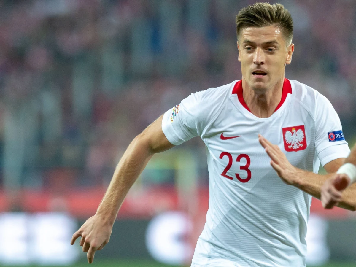 Krzysiu, nie odchodź! Chciałbym tak krzyknąć, gdybym był kibicem Genoi, ale też jako kibic reprezentacji Polski i wielki fan talentu Krzysztofa Piątka. Przeglądając dziś Twittera, zobaczyłem, że klub z Genui żąda za tego młodego człowieka już 50 milionów euro! Taka kwota może zawrócić w głowie, ale władze klubu nie chcą wypuścić Piątka aż do letniej przerwy. I bardzo dobrze!