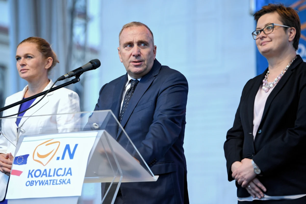 Jako Koalicja Obywatelska złożymy wniosek o odwołanie Mateusza Morawieckiego z funkcji Prezesa Rady Ministrów - poinformował lider PO Grzegorz Schetyna podczas konwencji regionalnej Koalicji Obywatelskiej w Poznaniu. Nie może być premierem ktoś, komu udowodniono kłamstwo - mówił lider PO.