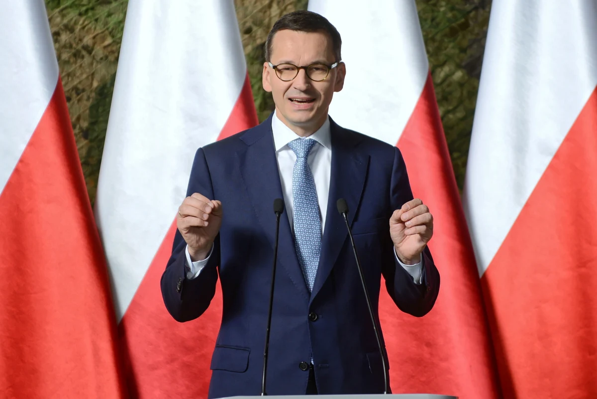 ​Zwiększenie przepustowości portu w Radomiu do wielkości zdolnej do przyjęcia 10 mln pasażerów jest wielką sprawą ; to inwestycja ponad 1 mld zł - mówił premier Mateusz Morawiecki podczas podpisania uzgodnienia ws. zarządzania lotniskiem w Radomiu przez "Porty Lotnicze".