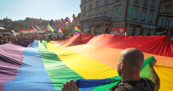 Od próby zablokowania przez środowiska narodowe rozpoczął się w sobotę Marsz Równości w Lublinie. Policja oddzieliła obie grupy demonstrantów kordonem i skierowała Marsz Równości inną trasą. "Pokazaliście, że Lublin jest wolny od faszyzmu" – powiedział organizator Marszu Równości Bartosz Staszewski. "Przeszliśmy. Pierwszy Marsz Równości przeszedł przez Lublin. Jest to dla nas wielkie święto" – mówił Staszewski. Kilkadziesiąt osób zostało zatrzymanych przez policję. Dwóch policjantów zostało niegroźnie rannych.