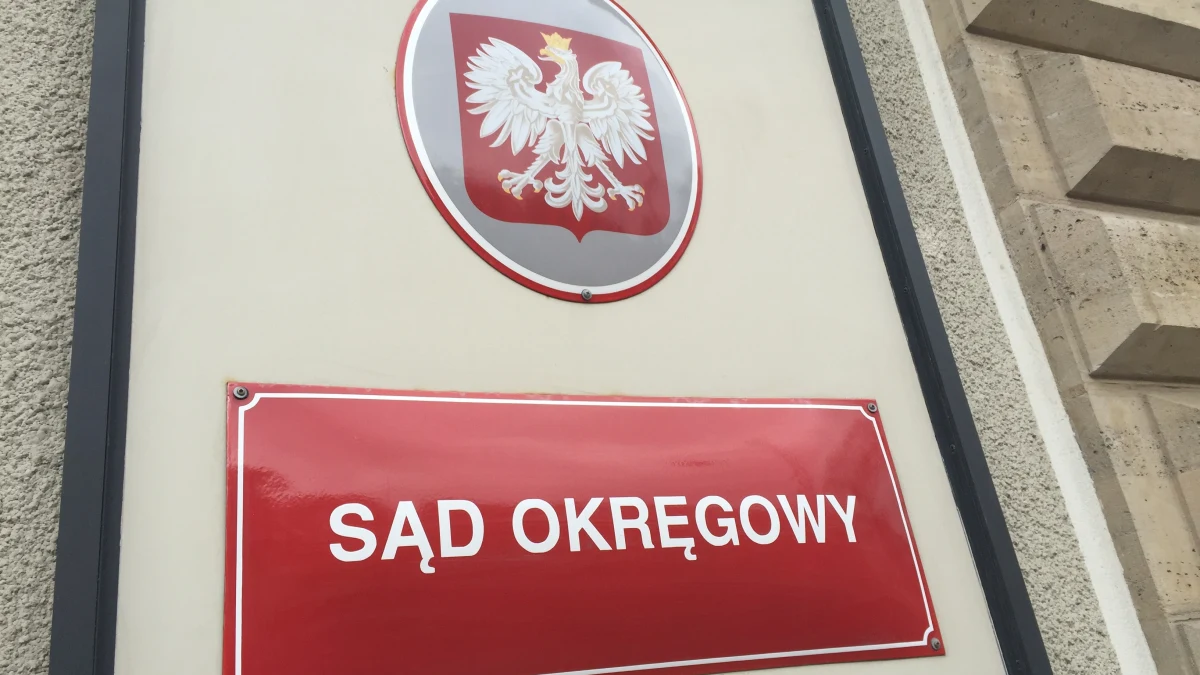 Zarzuty usiłowania zabójstwa i sprowadzenia niebezpieczeństwa dla życia i zdrowia wielu osób usłyszał mężczyzna, który w piątek zaatakował siekierą strażnika w Sądzie Okręgowym w Szczecinie - dowiedział się reporter RMF FM Michał Dobrołowicz. 43-latek przyniósł ze sobą również ponad sto litrów benzyny: po ugodzeniu ochroniarza chciał podpalić budynek sądu. Teraz grozi mu nawet dożywocie.