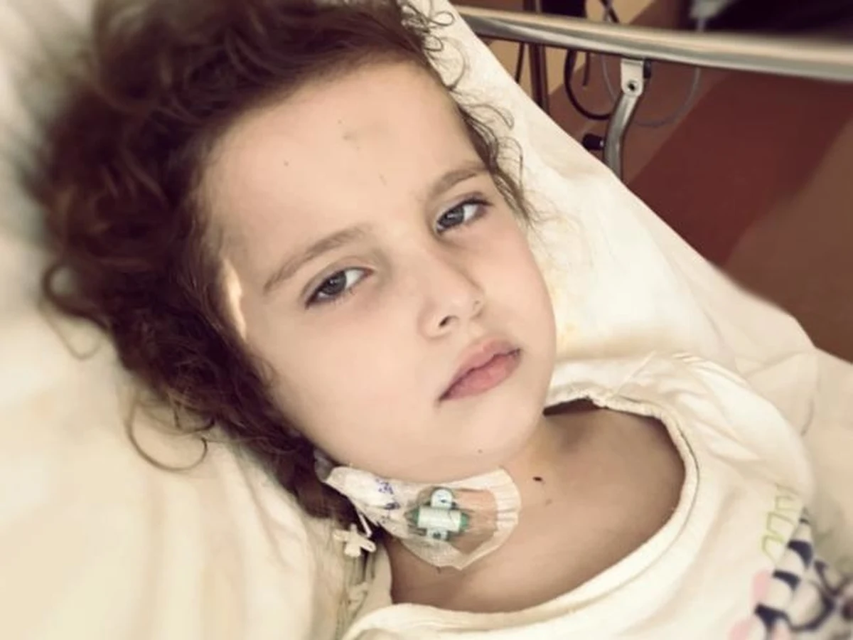 ​Półtora roku temu Julka i jej rodzice usłyszeli diagnozę - złośliwy guz pnia mózgu DMG. Mimo fatalnych prognoz, dziewczynka czuje się lepiej i dzielnie walczy . W tym roku poszła do pierwszej klasy. "Mamy nadzieję, że niebawem pojawi się kolejna terapia, która ostatecznie pomoże nam wygrać najważniejszą walkę w życiu - walkę o życie naszego dziecka" - piszą rodzice.