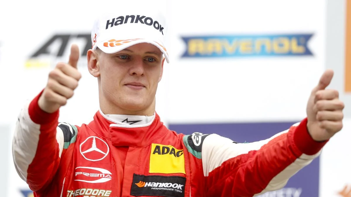 Mick Schumacher, syn legendarnego kierowcy Formuły 1 Michaela, został mistrzem Europy Formuły 3. W sobotę 13 paźdzernika, w przedostatnim wyścigu sezonu 19-letni Niemiec zajął drugie miejsce i zapewnił sobie tytuł. Jest pierwszym triumfatorem cyklu z tego kraju.