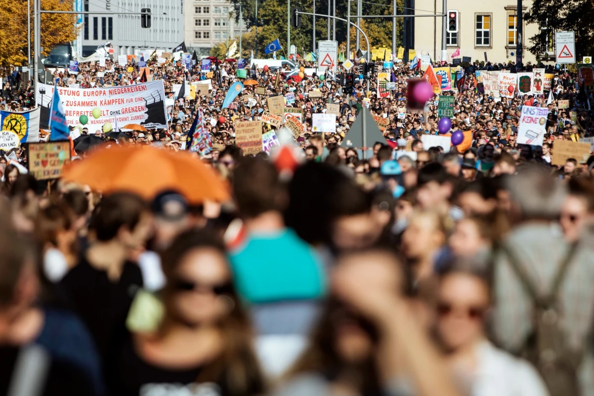 Co najmniej kilkadziesiąt tysięcy osób uczestniczyło w sobotę w Berlinie w marszu sprzeciwu wobec rasizmu, ksenofobii i skrajnej prawicy. Agencje piszą o jednym z najliczniejszych tego typu protestów ostatnich lat.