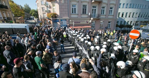 "Gdyby kiedykolwiek ktokolwiek zaatakował policję lub legalną demonstrację tak, jak zaatakowani zostali w sobotę w Lublinie, a nie byłoby adekwatnej reakcji, to dowodzący zabezpieczeniem i jego przełożony musieliby szukać sobie nowej pracy" - podkreślił szef MSWiA Joachim Brudziński po Marszu Równości, podczas którego kontrmanifestanci próbowali zablokować pochód i starli się z policją. Kilkadziesiąt osób zostało zatrzymanych. Dwaj policjanci zostali niegroźnie ranni.