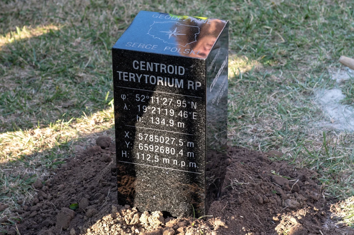 Geodeci z Honorowego Południka Krakowskiego granitowym cokołem oznaczyli w sobotę wyznaczony przez nich nowy geodezyjny środek Polski. Znajduje się on w miejscowości Nowa Wieś koło Kutna (Łódzkie), oddalonej o 16 km od uznawanego do tej pory za centralny punkt kraju Piątku.