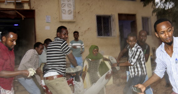 Co najmniej 16 osób zginęło, a ok. 20 zostało rannych w sobotę w dwóch zamachach samobójczych w Baydhabo (Baidoa) w południowej Somalii. Celem były restauracja i kawiarnia - podała miejscowa policja.