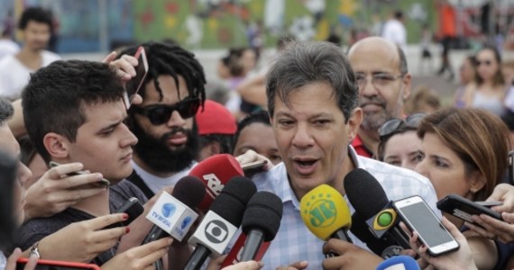​Fernando Haddad, lewicowy kandydat na prezydenta Brazylii, powiedział w sobotę w ekskluzywnym wywiadzie dla AFP, że jego skrajnie prawicowy rywal w drugiej turze wyborów Jair Bolsonaro "nawołuje do przemocy i propaguje kulturę gwałtu".