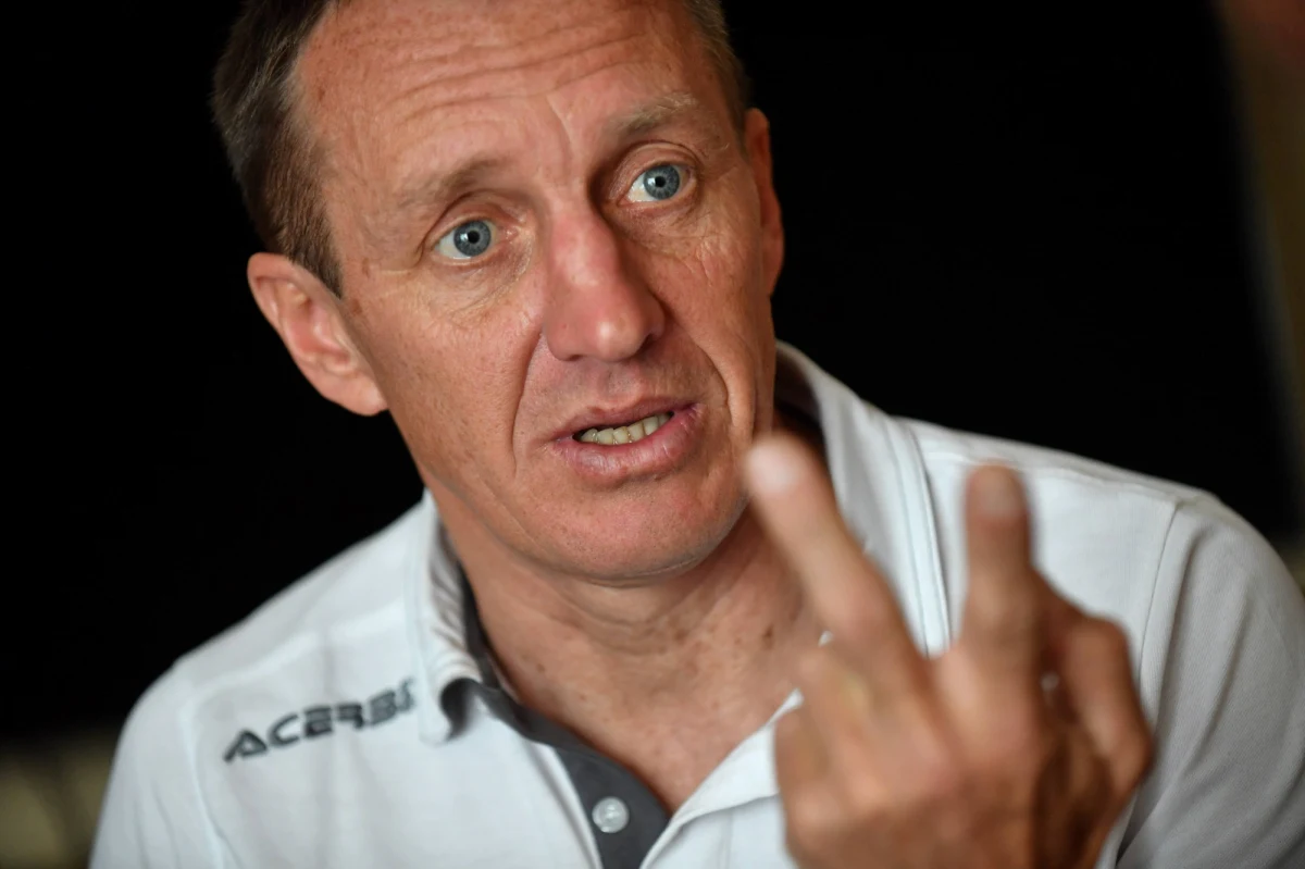 Teraz wspinaczka w Patagonii, a później wejście latem nową drogą na Gaszerbruma II i zimowa wyprawa na Broad Peak - to najważniejsze z najbliższych celów Denisa Urubko. Słynny himalaista niedawno wyznaczył nową drogę na Uszbie na Kaukazie, ale już planuje kolejne wyprawy. W rozmowie z dziennikarzem RMF FM Michałem Rodakiem przyznaje: "Mam takich planów dużo - na następnych 20 lat!". Kiedy zamierza wrócić pod K2 i spróbować wejść na ten ostatni niezdobyty zimą ośmiotysięcznik? "Porozmawiamy o tym z Piotrem Tomalą i Adamem Bieleckim. To jest ważne, że nie wszystko zależy tylko ode mnie. Oczywiście, ja chcę iść na K2. Jak uda się uniknąć nieprzewidzianych zdarzeń i dobrze zaplanujemy zimową wyprawę, to ją zrobimy, oczywiście. Ja nie chciałbym tego robić tak szybko, od razu" - zaznacza. Wspomina też Tomasza Mackiewicza. "Mam piękne wspomnienia, jak piliśmy kawę z mlekiem w hotelu i rozmawialiśmy o następnych planach. Moje cele były inne, on był skoncentrowany tylko na jednym: 'Nanga Parbat, Nanga Parbat, Nanga Parbat...'. To nas różniło" - przyznaje Urubko.