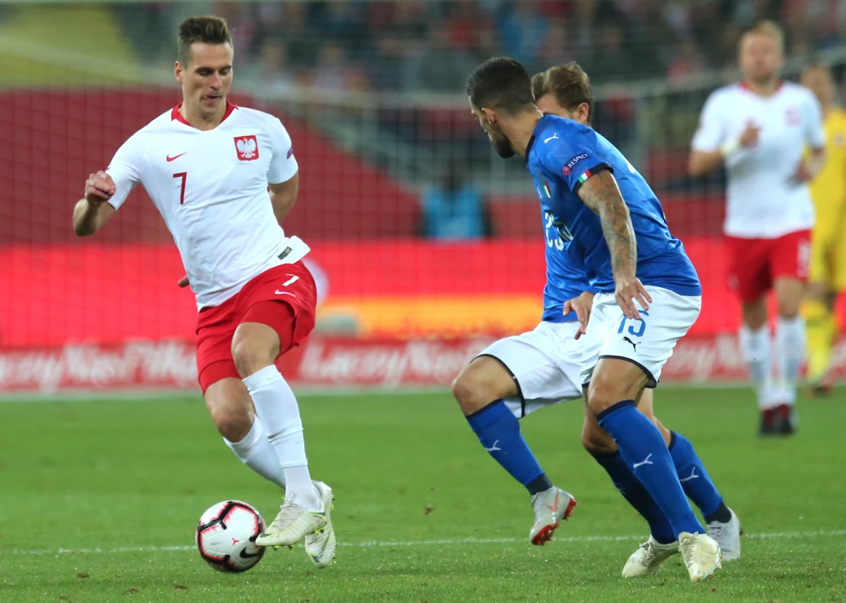 Polska przegrała w Chorzowie z Włochami 0:1 (0:0) w meczu piłkarskiej Ligi Narodów. Wiadomo już, że biało-czerwoni zajmą ostatnie miejsce w grupie i spadną do Dywizji B. To czwarty mecz drużyny narodowej pod wodzą Jerzego Brzęczka bez zwycięstwa. "Z pewnością nie zasługiwaliśmy na zwycięstwo" - stwierdził po meczu Arkadiusz Milik.