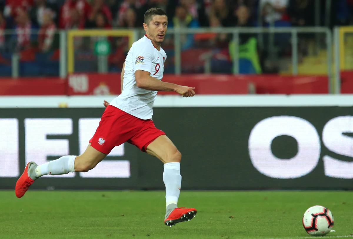 "Kiedy jest nowy trener, to nie od razu wszystko funkcjonuje jak trzeba. Trzeba powiedzieć jasno, że potrzeba na to czasu" - uważa kapitan piłkarskiej reprezentacji Polski Robert Lewandowski. "My jesteśmy wykonawcami i na boisku dajemy z siebie wszystko. Chcemy zawsze wygrywać" – powiedział z kolei Kamil Glik. W niedzielę drużyna narodowa przegrała z Włochami 0:1.