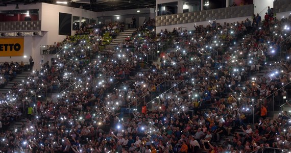 Nie udało się rozegrać uznawanego za hit premierowej kolejki ekstraklasy siatkarzy meczu Stoczni Szczecin z Treflem Gdańsk. Po dziesięciu akcjach w hali zgasło światło. Powodem była poważna awaria systemu zasilania. Początkowo uważano, że ktoś w toalecie zapalił papierosa włączając systemy zabezpieczenia hali. Jak donosi reporter RMF MAXXX Dawid Siwek przyczyną uruchomienia systemu bezpieczeństwa była jednak poważna awaria techniczna. Stocznia Szczecin nie pozostawiła jednak swoich fanów na lodzie i poinformowała o tym, że bilety z wczorajszego spotkania będą ważne podczas meczu w nowym terminie. Rekompensatę otrzymają także fani Trefla Gdańsk. Poniżej oświadczenie szczecińskiego klubu.