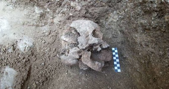 Archeolodzy dokonali niezwykłego odkrycia na cmentarzu dziecięcym we włoskim mieście Teverina. Znaleźli tam szkielet 10-letniego chłopca z kamieniem wciśniętym w usta. 