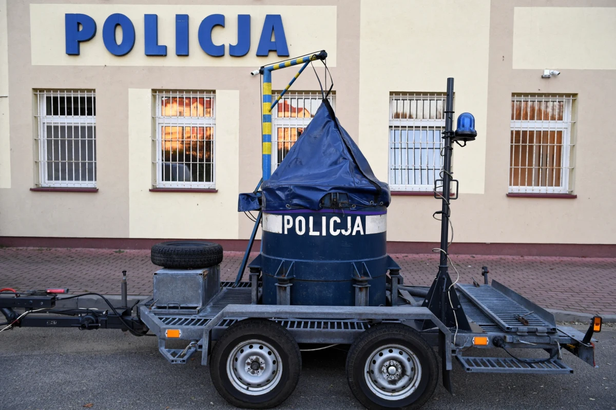 Chciał zgłosić zaginięcie brata, przyszedł na policję z granatem w ręku. Jak się okazało, "zaginiony" brat był w tym czasie w tym samym budynku. To nowe informacje w sprawie incydentu w Sanoku na Podkarpaciu. 