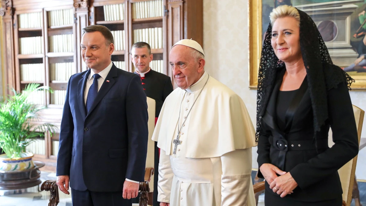 Podczas spotkania z papieżem Franciszkiem mówiłem o tym, że dziś bardzo potrzebne jest, by UE wróciła do wzajemnego szacunku pomiędzy państwami, szacunku także do pewnej inności kulturowej – relacjonował swoją audiencję u papieża prezydent Andrzej Duda.