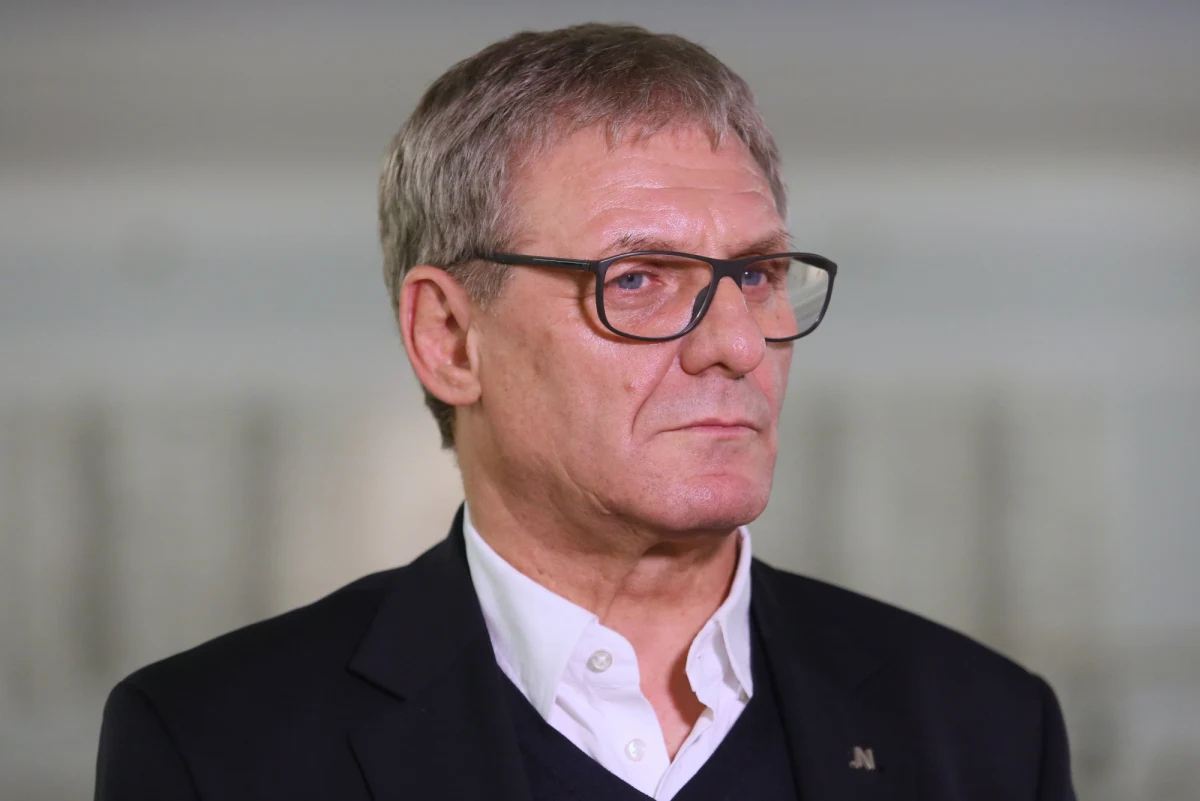 ​Poseł PO Grzegorz Furgo usunął z Twittera wpis nawiązujący do propagandowego plakatu z czasów II wojny światowej i przeprosił "wszystkich, którzy zostali nim urażeni". "Nie miałem zielonego pojęcia, że istnieje podobny oryginał z czasów II wojny światowej" - wyjaśnił poseł w rozmowie z PAP.