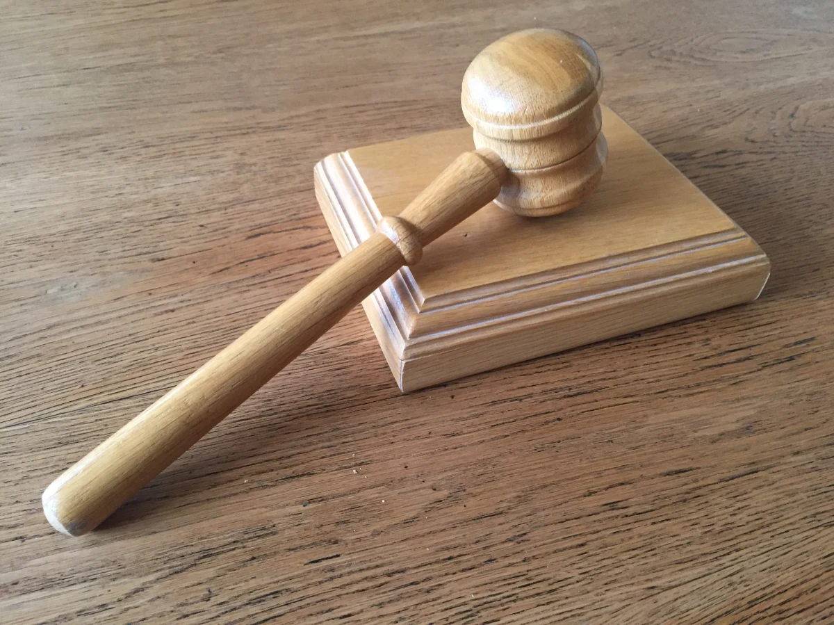 W Sądzie Rejonowym w Wołominie ruszył proces w sprawie śmiertelnego wypadku, do którego doszło w Boże Narodzenie ubiegłego roku w Kobyłce. 22-letni Grzegorz W. oskarżony jest o potrącenie trzech pieszych, wracających z pasterki.