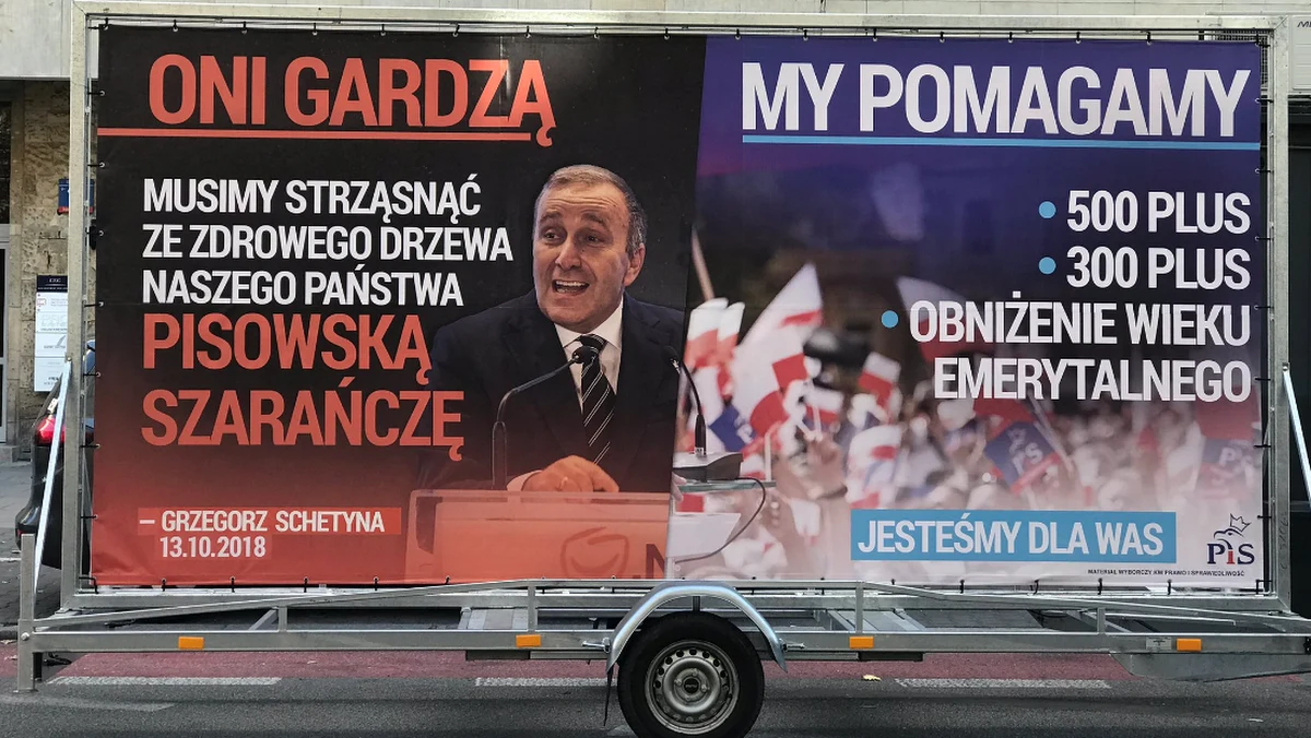 "Oni gardzą, my pomagamy" - pod takim hasłem ruszyła nowa billboardowa kampania Prawa i Sprawiedliwości. Jak mówili posłowie PiS na konferencji prasowej, hasło to obrazuje różnicę między ich partią a Platformą Obywatelską, której politycy są "mistrzami pogardy wobec Polaków".

