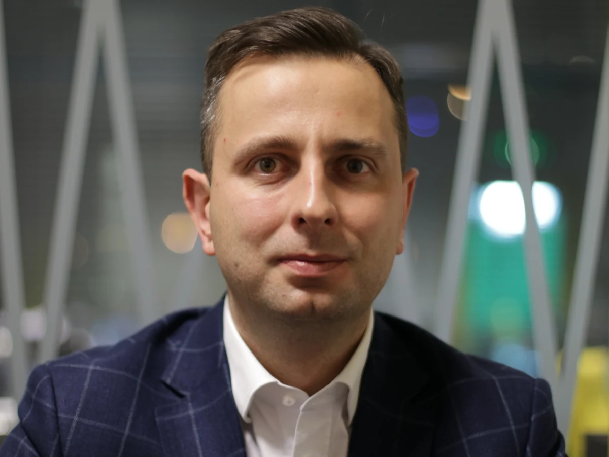 Wzywam premiera Mateusza Morawieckiego i Grzegorza Schetynę, Włodzimierza Czarzastego, Pawła Kukiza i Adriana Zandberga, wszystkich liderów politycznych do debaty merytorycznej, do debaty na argumenty, do pokazania własnego programu – mówił w Mszanie Dolnej lider Polskiego Stronnictwa Ludowego Władysław Kosiniak-Kamysz. Polityk dodał, że Polacy nie chcą oglądać "wojny na wykrzywione twarze na billboardach, nie chcą słyszeć o okładaniu się maczugami, tylko chcą merytorycznej dyskusji na temat programu".