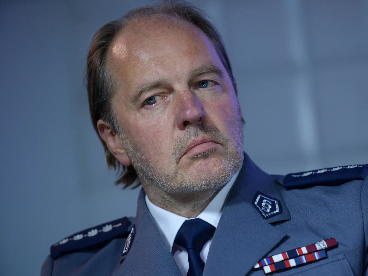 "Tacy ludzie jak wiceminister Jarosław Zieliński, którzy jeszcze 3 lata temu stali z nami przed Sejmem i obiecywali, że jak oni dojdą do władzy to zmieni się szereg rzeczy, nie dotrzymali słowa” – podkreślił przewodniczący Zarządu Głównego NSZZ Policjantów, komentując protest. Zapytany o perspektywy porozumienia, Jankowski odpowiedział: „Ja byłem na ostatnich rozmowach w MSWiA i na stół nie został położony żaden dokument (…) My tak naprawdę nie dostaliśmy żadnej propozycji, (…) nie możemy dać się zwieść po raz kolejny”. Jak poinformował, związkowcy otrzymali zaproszenie na rozmowy o szefa MSWiA na 23 października. 