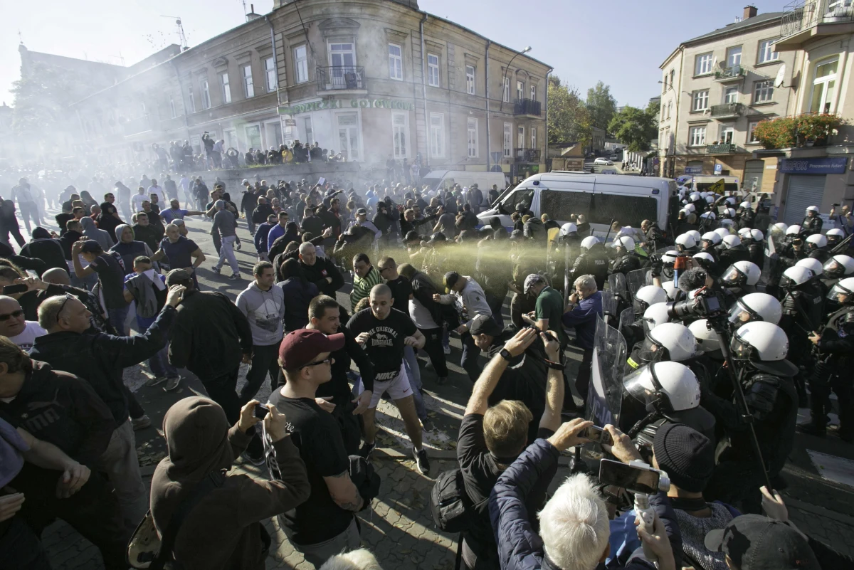 ​Na dwa miesiące aresztował sąd w Lublinie 18-letniego Kamila K., któremu prokuratura zarzuciła m.in. rzucanie w policjantów kamieniami podczas Marszu Równości - poinformowała rzeczniczka lubelskiej Prokuratury Okręgowej Agnieszka Kępka.