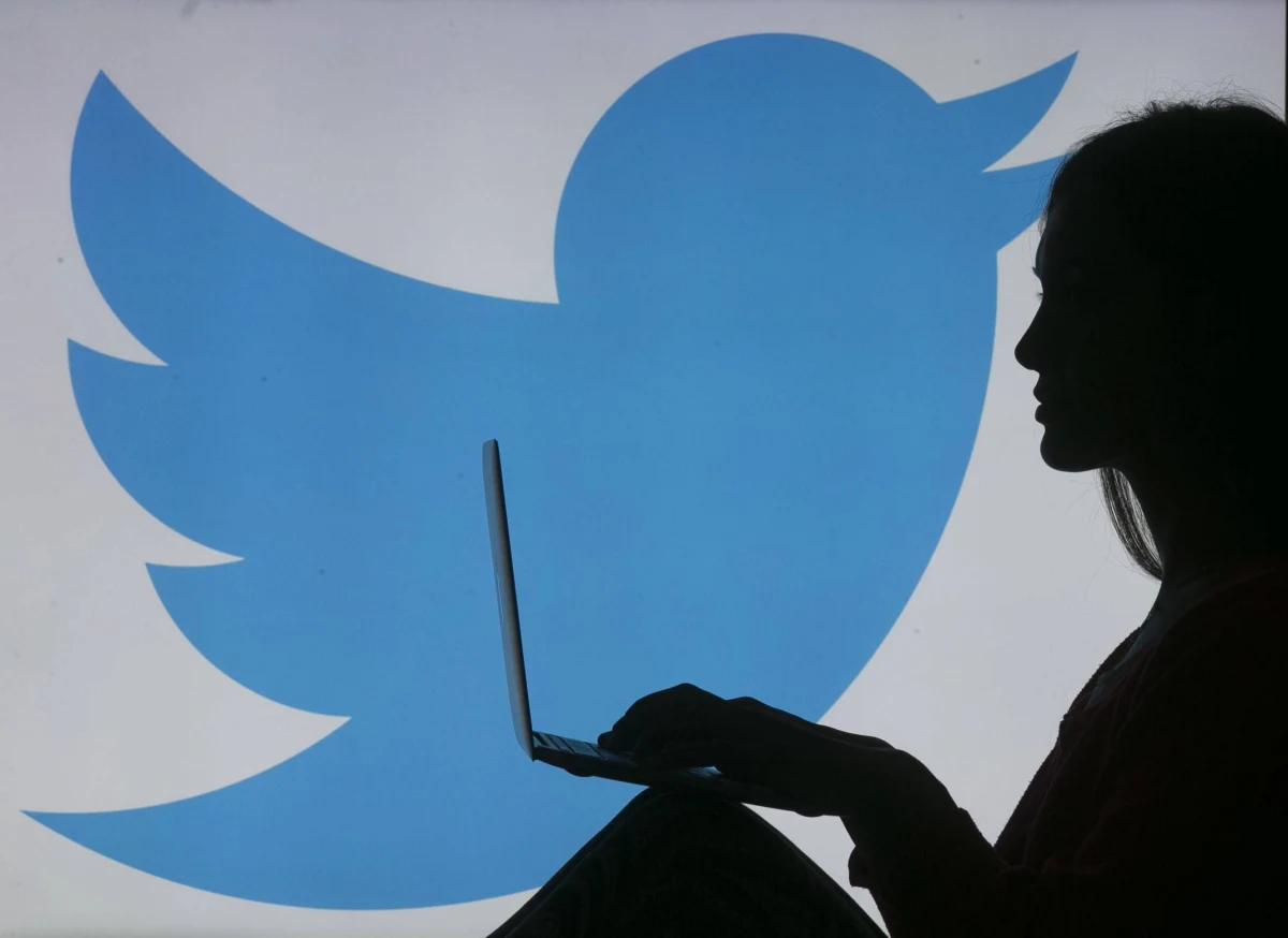 Samorządowa kampania wyborcza weszła już w decydującą fazę. Kandydaci uczestniczą w debatach, spotykają się z wyborcami, ale też tweetują, lajkują i na różne sposoby walczą o głosy w sieci. Kto szczególnie dobrze radzi sobie w internetowej bitwie o miasta? Które ugrupowania wyciągnęły wnioski z porażek, a które osiadły na laurach? Ile prawdy jest w pogłoskach dotyczących botów? Zapytaliśmy o to wszystko Stanisława M. Stanucha - dziennikarza i analityka mediów społecznościowych. 