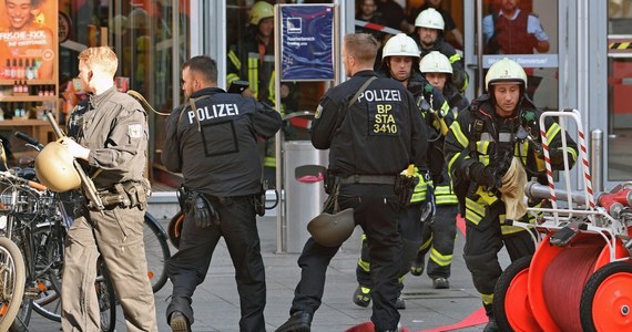 Niemiecka policja sprawdza, czy poniedziałkowy incydent na Dworcu Głównym w Kolonii, gdzie mężczyzna przez dwie godziny przetrzymywał kobietę, mógł mieć podłoże terrorystyczne - poinformowała nad ranem agencja dpa.