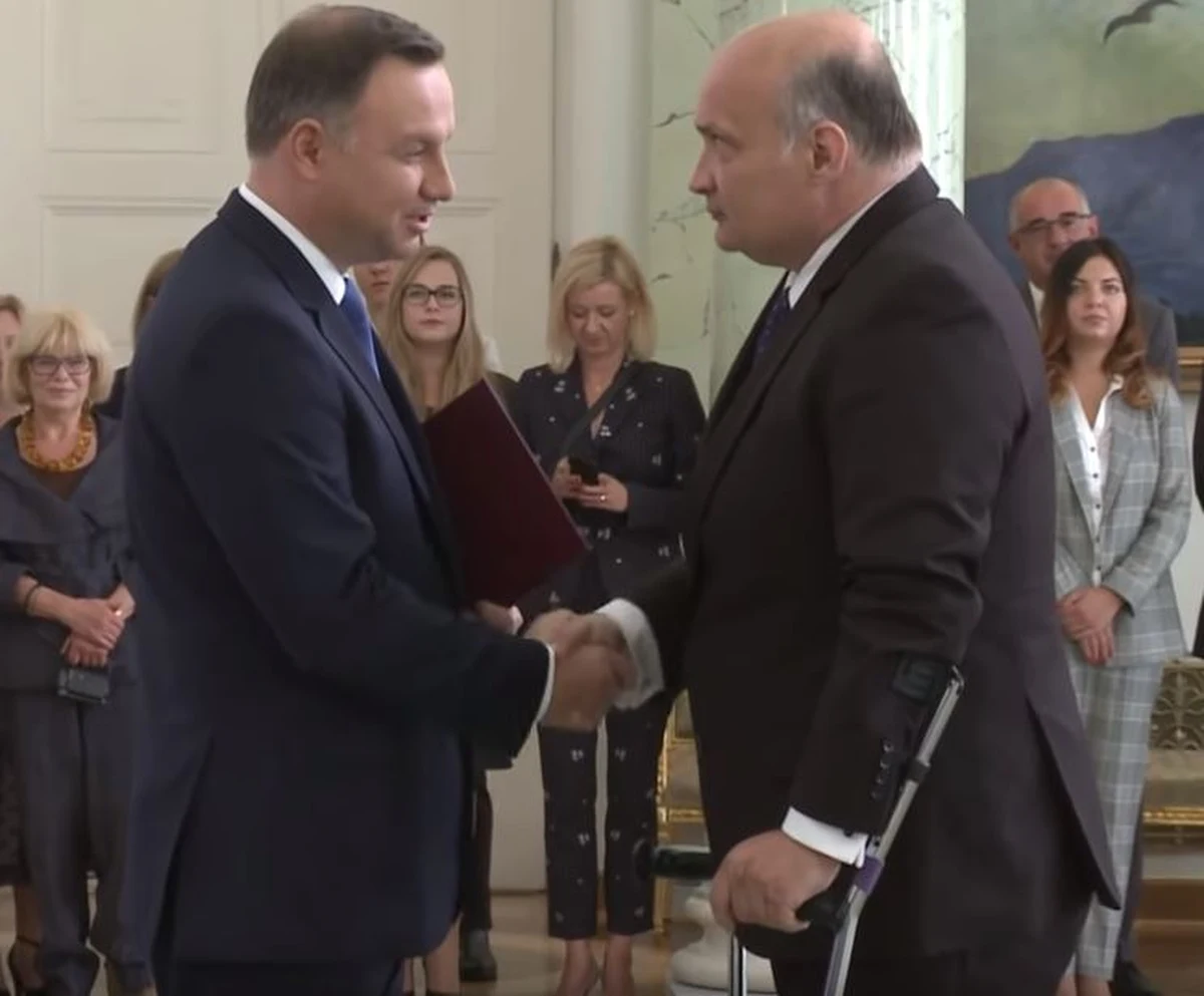 "WarszawJAKI… nie spierdo*cie tego"; "21 października 2018 roku głosuję obojętnie na kogo, byle było podpisane PiS. To tyle w kwestii podziału prawicy" – wpisy takiej treści na Twitterze podał dalej Adam Tomczyński - nowo powołany sędzia Izby Dyscyplinarnej Sądu Najwyższego, która cieszy się wyjątkową autonomią i ma zajmować się postępowaniami dyscyplinarnymi nie tylko sędziów, ale również przedstawicieli innych zawodów prawniczych. Sędzia Tomczyński nie tylko kolportował treści wspierające Prawo i Sprawiedliwość, ale także komentował ostatnie wydarzenia polityczne i trwającą kampanię wyborczą. Według prawników, z którymi rozmawiał nasz reporter Patryk Michalski, wpisy Adama Tomczyńskiego powinien przeanalizować rzecznik dyscyplinarny Sądu Najwyższego. Po pytaniach reportera RMF FM, wczoraj Adam Tomczyński usunął swoje konto na Twitterze pisząc m.in. "nie oceniam innych polityków, nie oceniam kampanii (…) ale rzeczywiście ma Pan rację (…) kończę swoją działalność na Twitterze". 