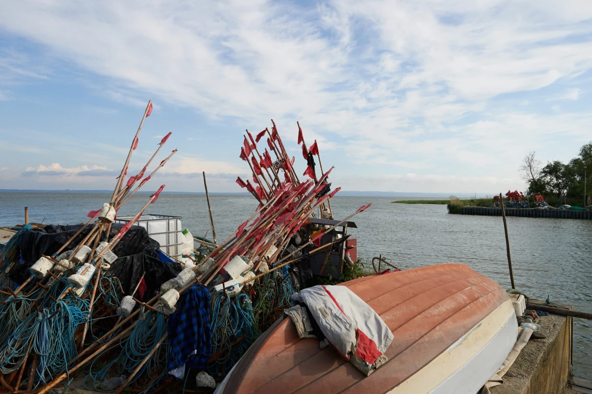 "Niewątpliwie jest to inwestycja, która silnie uderzy w rybołówstwo na Zalewie Wiślanym" – ocenia profesor Jan Marcin Węsławski, dyrektor Instytutu Oceanologii Polskiej Akademii Nauk. Dziś symbolicznie rozpocząć ma się realizacja kontrowersyjnego przekopu przez Mierzeję Wiślaną. Wciąż nie ma jednak choćby decyzji środowiskowej w tej sprawie, a swoje zastrzeżenia zgłaszają między innymi niektóre samorządy czy organizacje ekologiczne. 