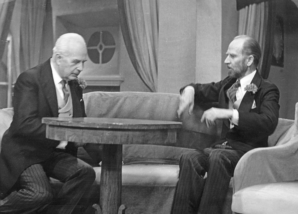 "Starsi panowie, starsi panowie dwaj, już szron na głowie, już nie to zdrowie, a w sercu ciągle maj" - tak ich zapamiętaliśmy. "Kabaret Starszych Panów" zadebiutował w I Programie Telewizji Polskiej dokładnie 60 lat temu. Scenariusze i teksty piosenek pisał Jeremi Przybora, muzykę komponował Jerzy Wasowski.