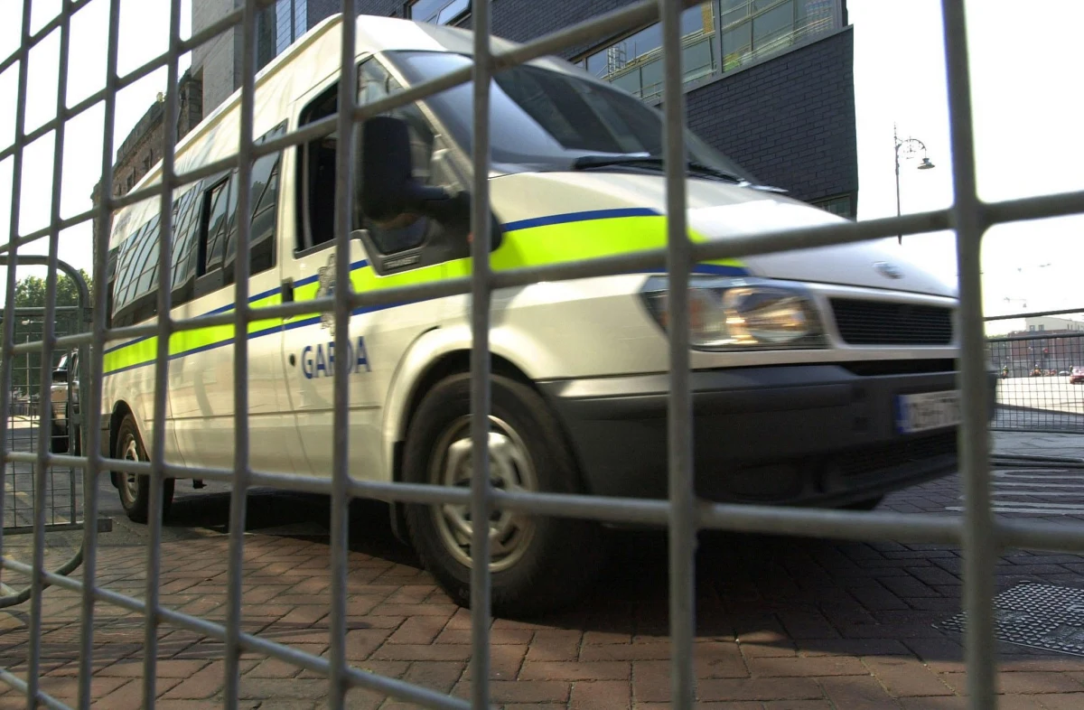 Tylko w jednym sądzie w Dublinie z powodu zastrzeżeń do niezależności polskich sądów zawieszono dotąd ekstradycję ponad 20 osób, poszukiwanych w związku z przestępstwami popełnionymi w Polsce. Od tego, czy nasze sądy przekonają irlandzką sędzię, że poszukiwani mogą liczyć w kraju na uczciwy proces zależy dziś wykonanie ponad 30 Europejskich Nakazów Aresztowania.