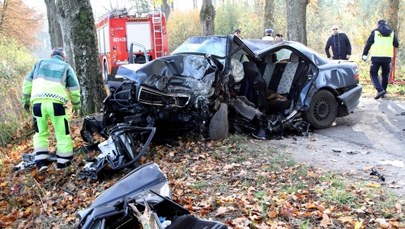 Zachodniopomorskie: Samochód uderzył w drzewo, trzy osoby nie żyją