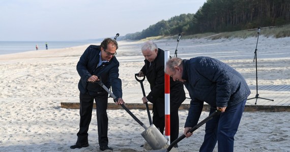 Prezes PiS Jarosław Kaczyński wyraził przekonanie, że jest "kwestią kilku tygodni" uzyskanie dokumentów, niezbędnych do rozpoczęcia budowy kanału przez Mierzeję Wiślaną. "Można powiedzieć, że się udało" - mówił Kaczyński w miejscu planowanego przekopu.
