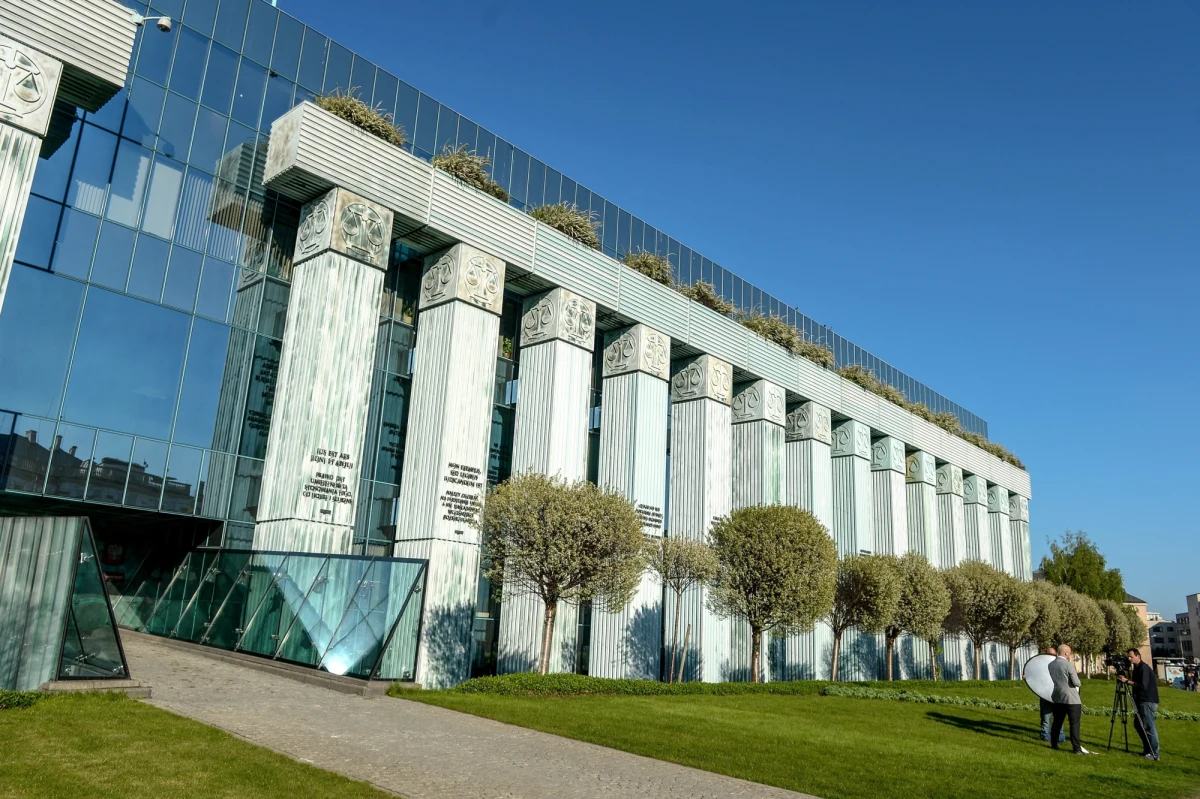 Kolejne problemy w Sądzie Najwyższym - obsadzona kilka dni temu Izba Kontroli Nadzwyczajnej nie może zacząć działać, bo nie ma sędziego kierującego jej pracami. Jego z kolei nie ma jak wskazać, bo ustawodawca nie przewidział, kto i w jaki sposób miałby pełnić tę rolę. O luce w prawie ostrzegaliśmy kilka miesięcy temu. Możliwa jest kolejna nowelizacja ustawy o SN.