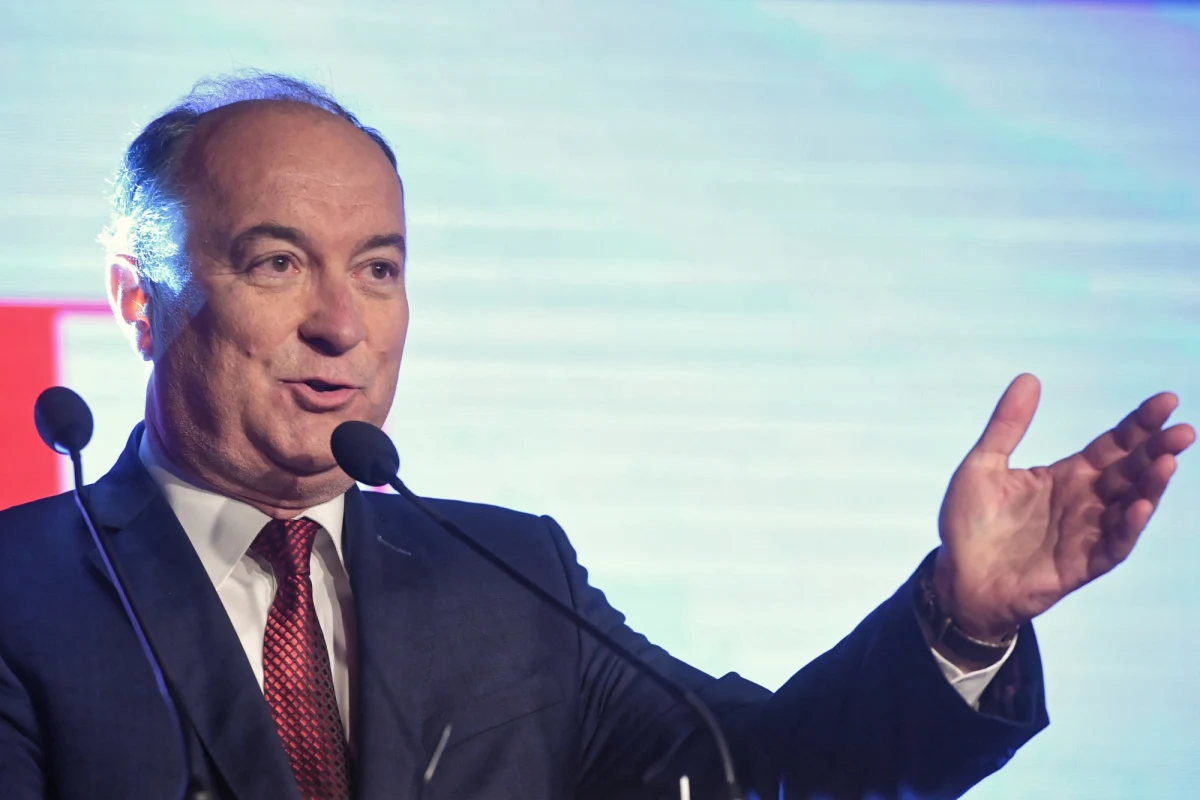 „Mamy taką zasadę: damy wam to, co daje wam PiS i oddamy wam to, co PiS wam zabrał” – powiedział szef Sojuszu Lewicy Demokratycznej Włodzimierz Czarzasty na konferencji prasowej w Katowicach. Zapewnił, że jego partia zapewni całą sferę socjalną, a odda "godność”. "Oddamy wam historię naszego kraju, oddamy wam taką sytuację, że będzie można powiedzieć: Bez względu na to, jakie pomniki zostaną zburzone, historii nikt nie zmieni” - tłumaczył.